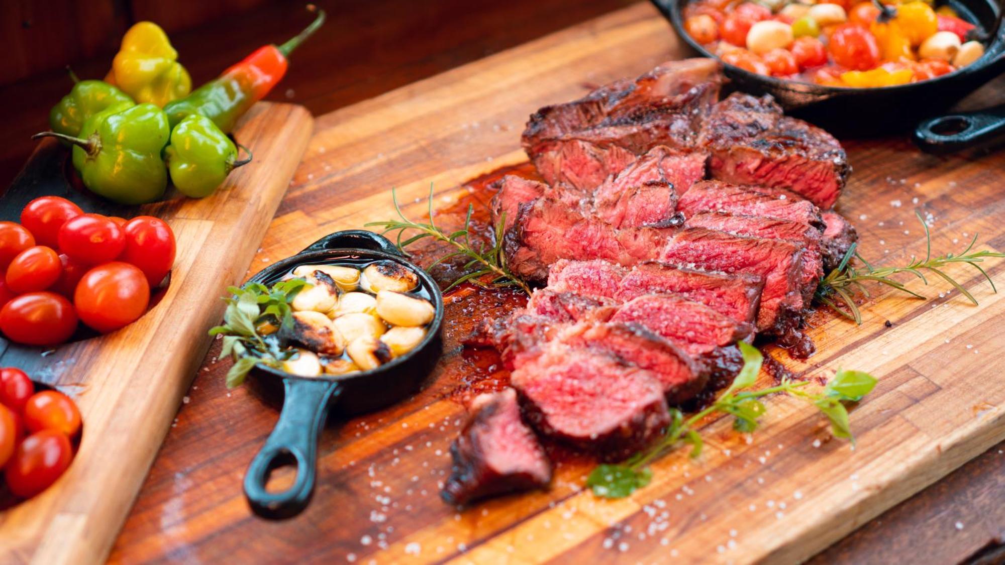 Mabu Thermas Grand Resort Foz do Iguaçu Eksteriør bilde A grilled steak