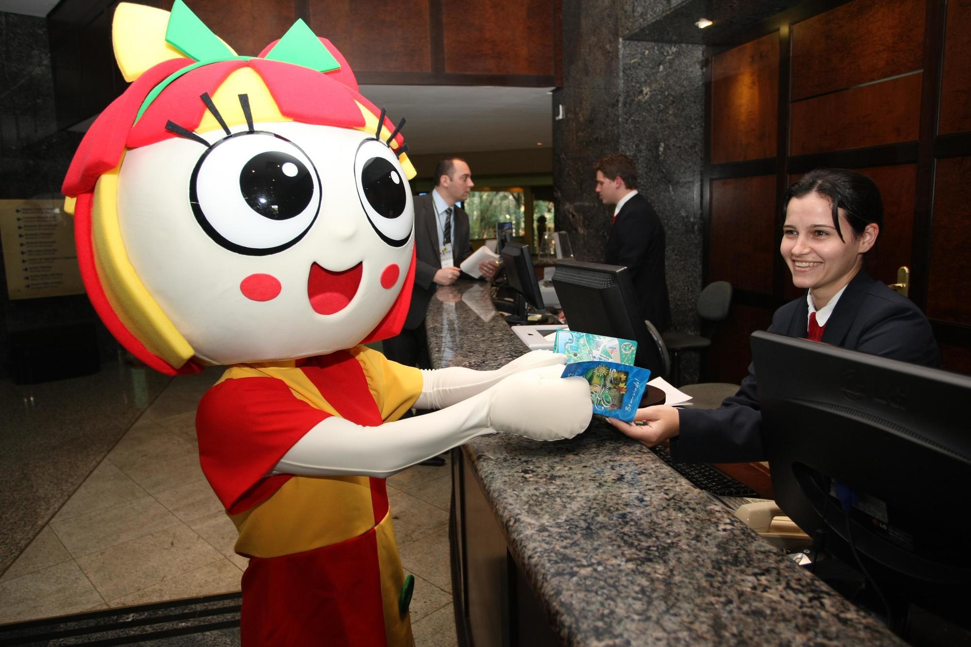 Mabu Thermas Grand Resort Foz do Iguaçu Eksteriør bilde The mascot of the 2011 Pan American Games, Maya, at the Sheraton Hotel in Lima, Peru.
